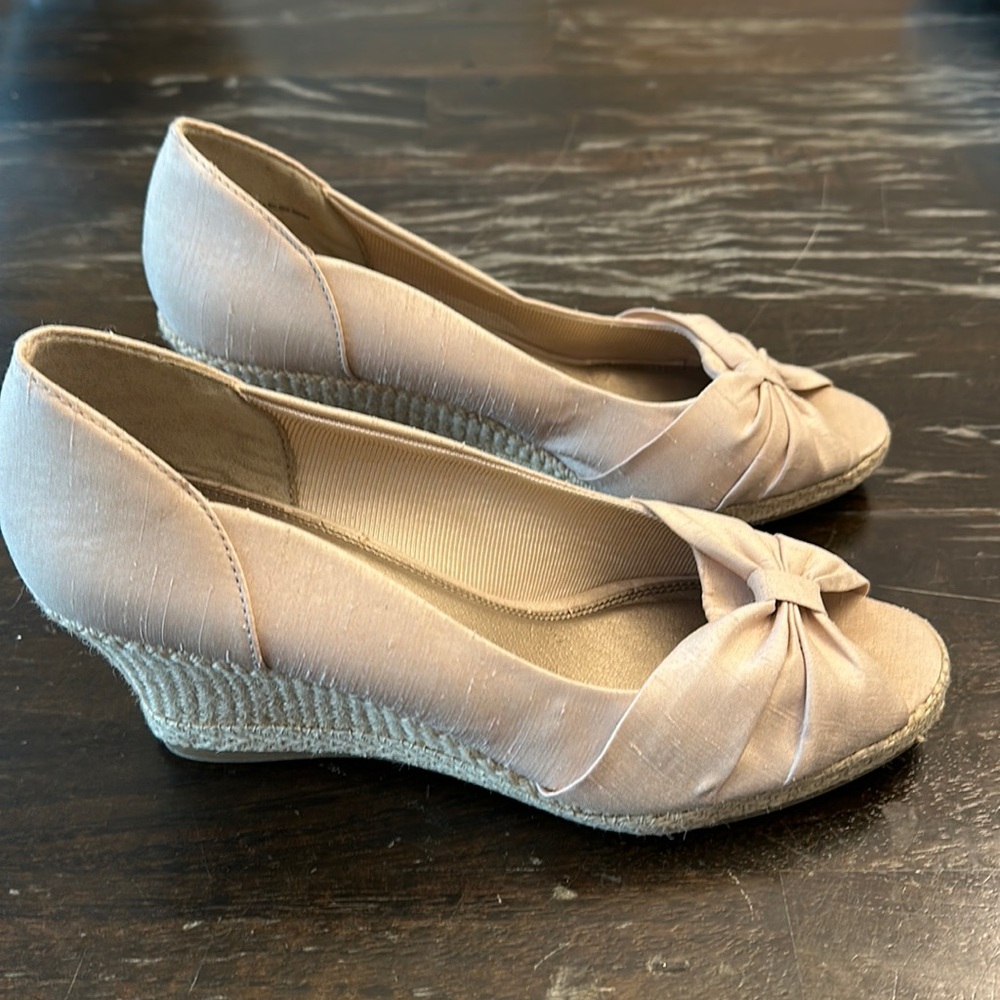 Lifestride Rhonda Nude silk espadrille wedge sandals neutral women size 8.5